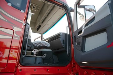 �ൺ��� ӥ�� ������ 14.6L LNG 630���� 6X4 ��ʿ��16�� AMT�Զ��� ǣ����ͼƬ