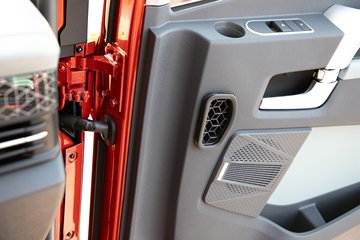 �ൺ��� ӥ�� ������ 14.6L LNG 630���� 6X4 ��ʿ��16�� AMT�Զ��� ǣ����ͼƬ