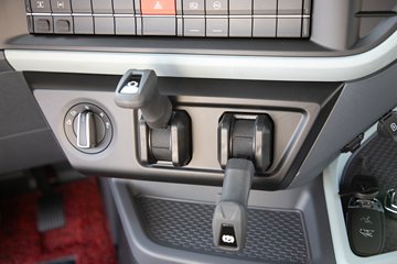 �ൺ��� ӥ�� ������ 14.6L LNG 630���� 6X4 ��ʿ��16�� AMT�Զ��� ǣ����ͼƬ