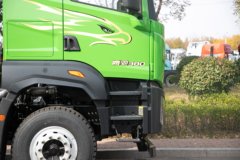 青岛解放 鹰驰 8.2L柴油 380马力 8X4 法士特12档 平顶 5.6米自卸车