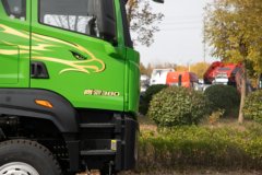 青岛解放 鹰驰 8.2L柴油 380马力 8X4 法士特12档 平顶 5.6米自卸车