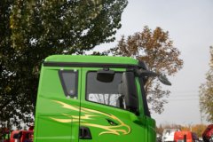 青岛解放 鹰驰 8.2L柴油 380马力 8X4 法士特12档 平顶 5.6米自卸车