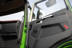 青岛解放 鹰驰 8.2L柴油 380马力 8X4 法士特12档 平顶 5.6米自卸车