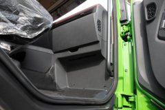 青岛解放 鹰驰 8.2L柴油 380马力 8X4 法士特12档 平顶 5.6米自卸车