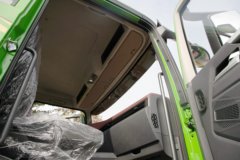 青岛解放 鹰驰 8.2L柴油 380马力 8X4 法士特12档 平顶 5.6米自卸车