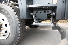 青岛解放 鹰驰 8.2L柴油 380马力 8X4 法士特12档 平顶 5.6米自卸车