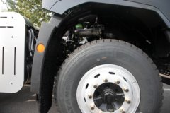 青岛解放 鹰驰 8.2L柴油 380马力 8X4 法士特12档 平顶 5.6米自卸车