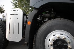 青岛解放 鹰驰 8.2L柴油 380马力 8X4 法士特12档 平顶 5.6米自卸车