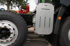 青岛解放 鹰驰 8.2L柴油 380马力 8X4 法士特12档 平顶 5.6米自卸车