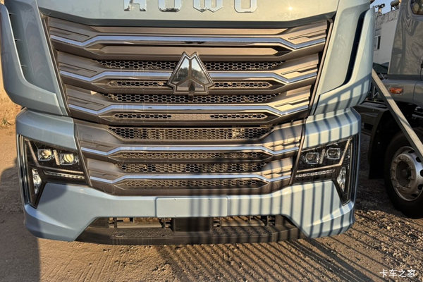 重汽豪沃 HOWO TS7 经典版 11.1L柴油 400马力 6X2 中国重汽10档 9.6米栏板载货车