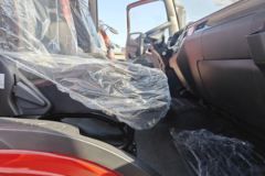 青岛解放 JK6中卡 240马力 4X2 9.78米厢式载货车