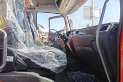 青岛解放 JK6中卡 240马力 4X2 9.78米厢式载货车