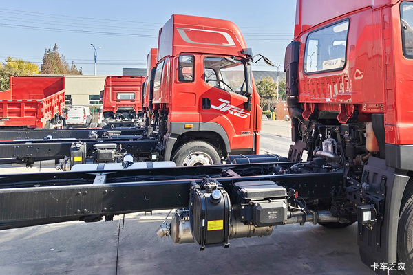 青岛解放 JK6中卡 240马力 4X2 6.8米仓栅式载货车