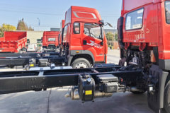 青岛解放 JK6中卡 240马力 4X2 9.78米厢式载货车