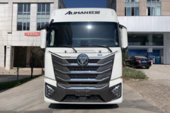 欧曼GTL星翼版 6X4 换电式纯电动牵引车 宁德时代600kWh