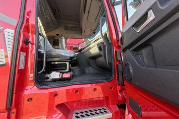 �������ó� �����콢KX ��ҫ�� 580���� 6X4 LNG�Զ���ǣ����(Һ��)(�ٱ�3.64)ͼƬ