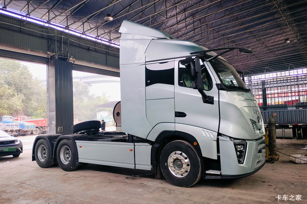 重汽黄河H7 14.6L LNG 630马力 6X4 中国重汽16档 AMT自动档 牵引车图片