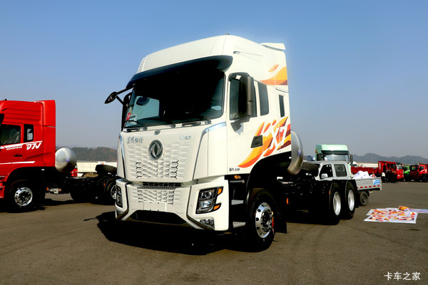 东风新疆 畅行X7 556马力 6X4 14档 LNG牵引车