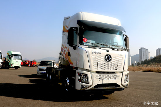�����½� ����X7 14.8L LNG 540���� 6X4 ��ʿ��12�� ǣ����