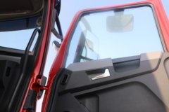 东风天龙旗舰KX 新嵘耀版 14.5L LNG 580马力 6X4 伊顿12档 AMT自动档 牵引车(4200mm轴距)