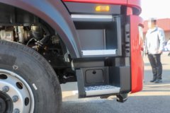 东风新疆畅行X7 12.9L CNG 520马力 8X4 东风14档 9.6米栏板载货车