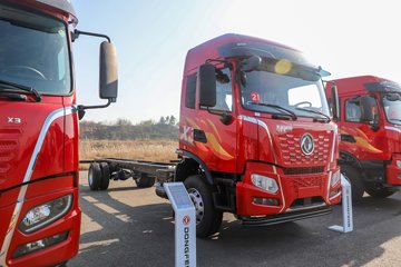 280马力 4X2 法士特8档 8.3米厢式载货车