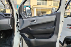 上汽大通V80 2025款 2T柴油 125马力 7座手动长轴轻客