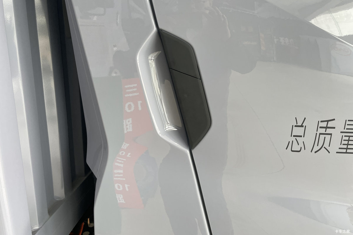 ���ǵ�T5 �Ƹ��� 4.03�׵��Ų��ʽ���̻�϶�����ʽ�Ῠ ����55.39kWh���