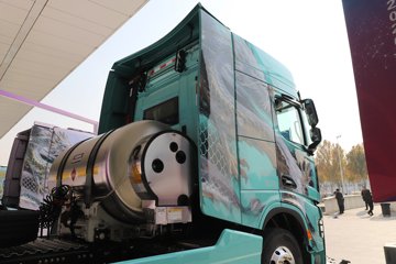 ��������X6000 �����콢 16L LNG 700���� 6X4 ��ʿ��12�� AMT�Զ��� ǣ����ͼƬ