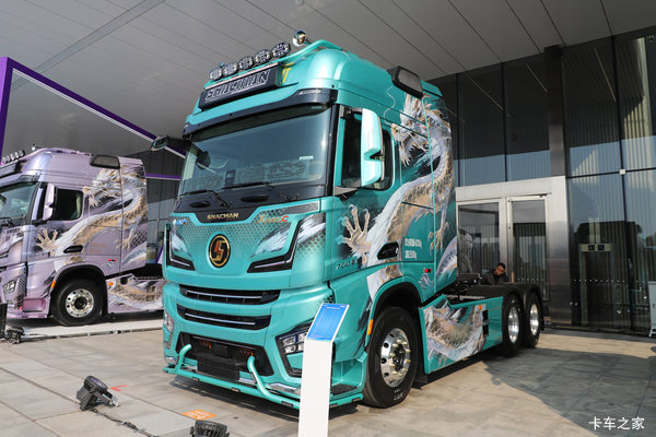 陕汽德龙X6000 超凡旗舰 16L LNG 700马力 6X4 法士特12档 AMT自动档 牵引车