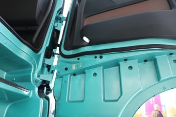 ��������X6000 �����콢 16L LNG 700���� 6X4 ��ʿ��12�� AMT�Զ��� ǣ����ͼƬ