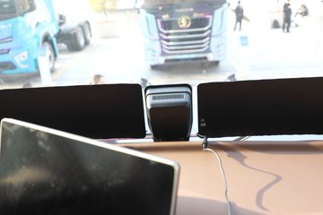 ��������X6000 �����콢 16L LNG 700���� 6X4 ��ʿ��12�� AMT�Զ��� ǣ����ͼƬ