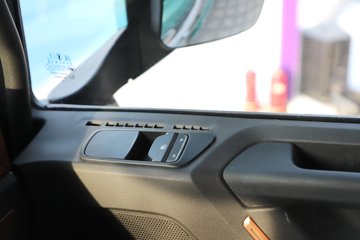 ��������X6000 �����콢 16L LNG 700���� 6X4 ��ʿ��12�� AMT�Զ��� ǣ����ͼƬ