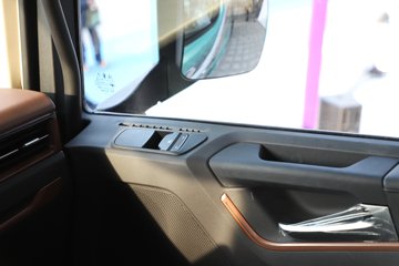 ��������X6000 �����콢 16L LNG 700���� 6X4 ��ʿ��12�� AMT�Զ��� ǣ����ͼƬ