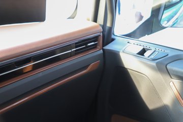 ��������X6000 �����콢 16L LNG 700���� 6X4 ��ʿ��12�� AMT�Զ��� ǣ����ͼƬ