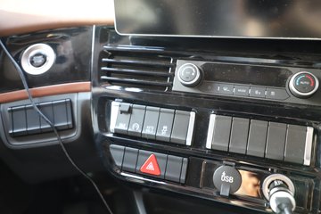 ��������X6000 �����콢 16L LNG 700���� 6X4 ��ʿ��12�� AMT�Զ��� ǣ����ͼƬ