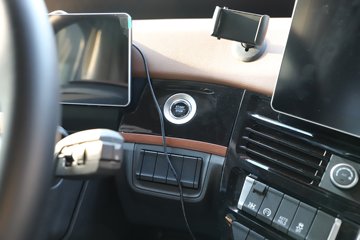 ��������X6000 �����콢 16L LNG 700���� 6X4 ��ʿ��12�� AMT�Զ��� ǣ����ͼƬ