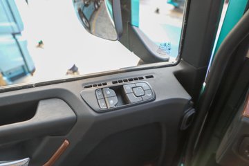 ��������X6000 �����콢 16L LNG 700���� 6X4 ��ʿ��12�� AMT�Զ��� ǣ����ͼƬ