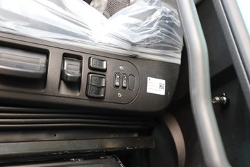 ��������X6000 �����콢 16L LNG 700���� 6X4 ��ʿ��12�� AMT�Զ��� ǣ����ͼƬ