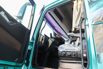 ��������X6000 �����콢 16L LNG 700���� 6X4 ��ʿ��12�� AMT�Զ��� ǣ����ͼƬ