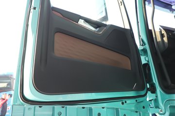 ��������X6000 �����콢 16L LNG 700���� 6X4 ��ʿ��12�� AMT�Զ��� ǣ����ͼƬ