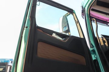 ��������X6000 �����콢 16L LNG 700���� 6X4 ��ʿ��12�� AMT�Զ��� ǣ����ͼƬ