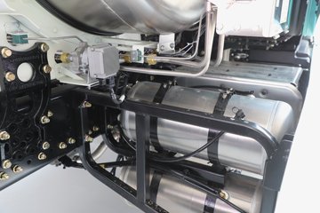 ��������X6000 �����콢 16L LNG 700���� 6X4 ��ʿ��12�� AMT�Զ��� ǣ����ͼƬ