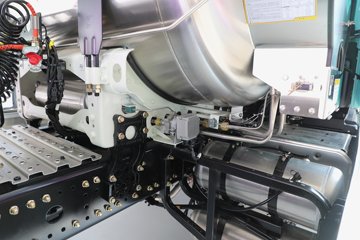 ��������X6000 �����콢 16L LNG 700���� 6X4 ��ʿ��12�� AMT�Զ��� ǣ����ͼƬ