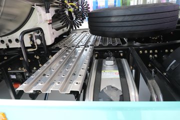 ��������X6000 �����콢 16L LNG 700���� 6X4 ��ʿ��12�� AMT�Զ��� ǣ����ͼƬ