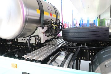 ��������X6000 �����콢 16L LNG 700���� 6X4 ��ʿ��12�� AMT�Զ��� ǣ����ͼƬ