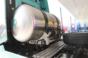 ��������X6000 �����콢 16L LNG 700���� 6X4 ��ʿ��12�� AMT�Զ��� ǣ����ͼƬ