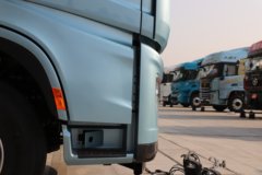 陕汽德龙X6000 臻选版 15.7L LNG 720马力 6X4 法士特16档 牵引车