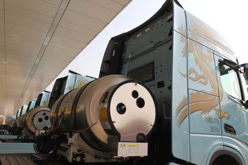 ��������X6000 ��ѡ�� 15.7L LNG 720���� 6X4 ��ʿ��16�� ǣ����ͼƬ