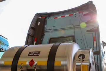 ��������X6000 ��ѡ�� 15.7L LNG 720���� 6X4 ��ʿ��16�� ǣ����ͼƬ